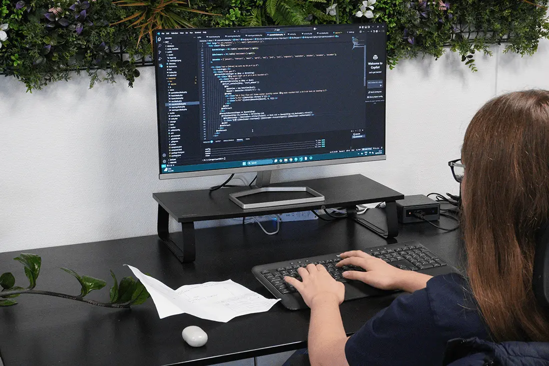 Ontwikkeling van de website: code en componenten bouwen op een werkplek.
